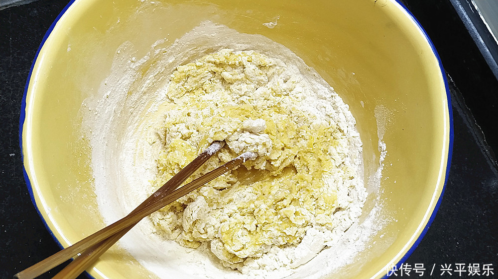  只要有面粉和鸡蛋，就可以做面包，做法简单，口感疏松，好吃香甜