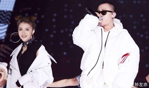 她在参加中国好声音成名后,嫁给爱奇艺总裁,今30岁成人生赢家