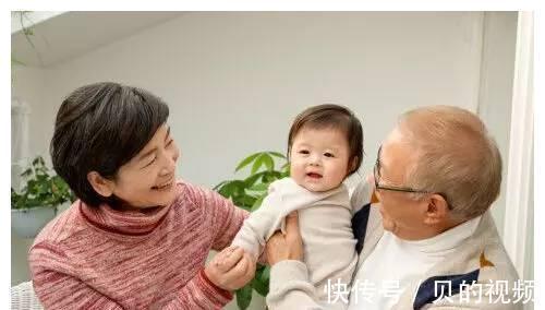 孩子|双胞胎女儿分开带,一个跟爸妈,一个跟奶奶,长大差距很明显