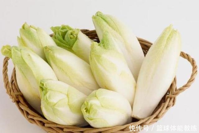 此种蔬菜切掉的根部别扔,埋到土里,2个月就可以摘叶做美味!