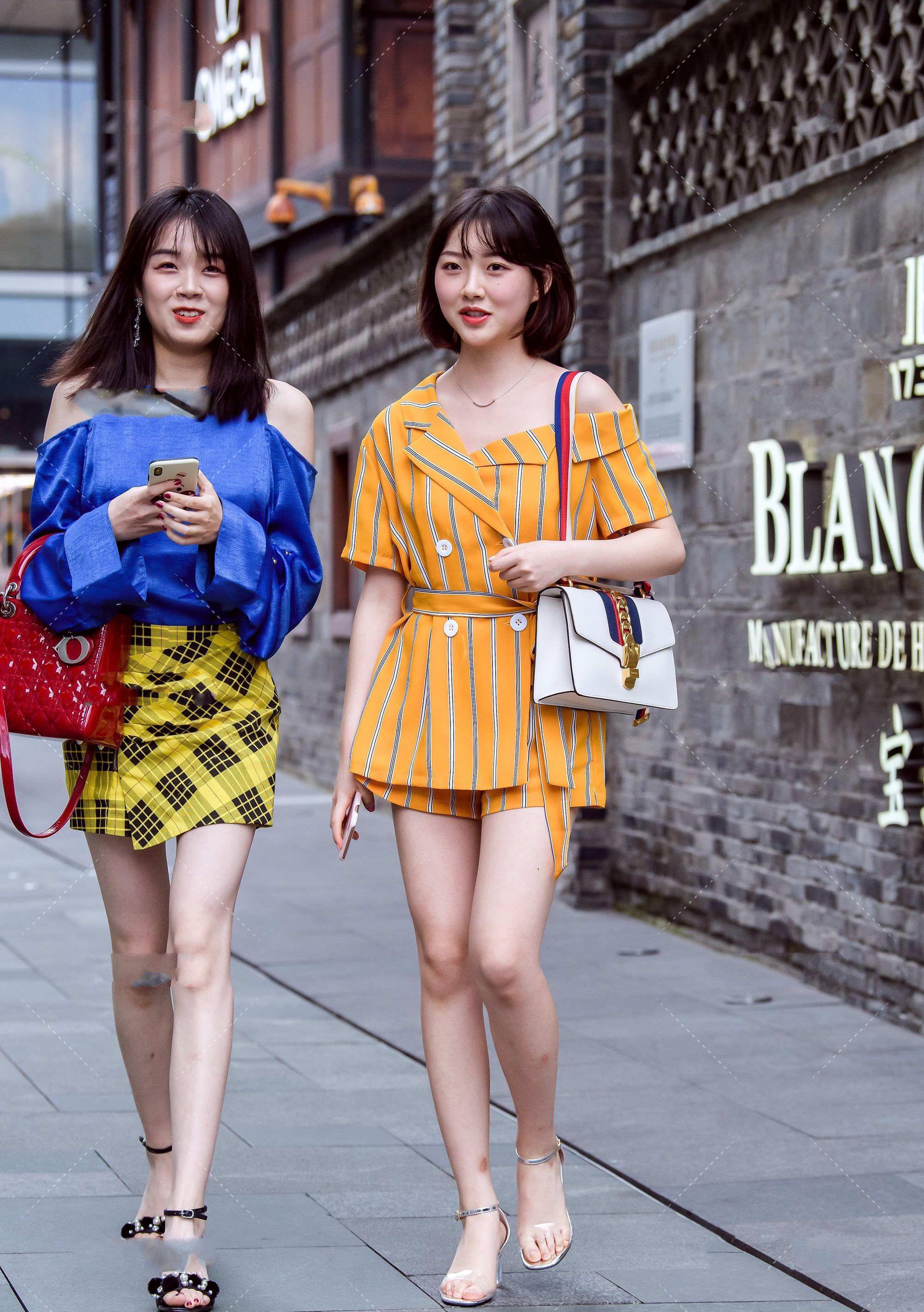 明黄条纹图案西装裙出街，美丽动人，时髦感十足