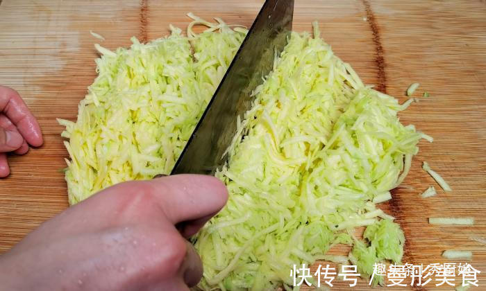 水调面|三伏天,遇到此菜别手软,比芹菜营养,比韭菜鲜,包饺子吃特香