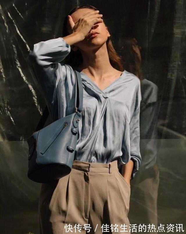 高级感 “雾霾蓝”可显高级感了,照着这3点穿搭思路,显白又显质感!