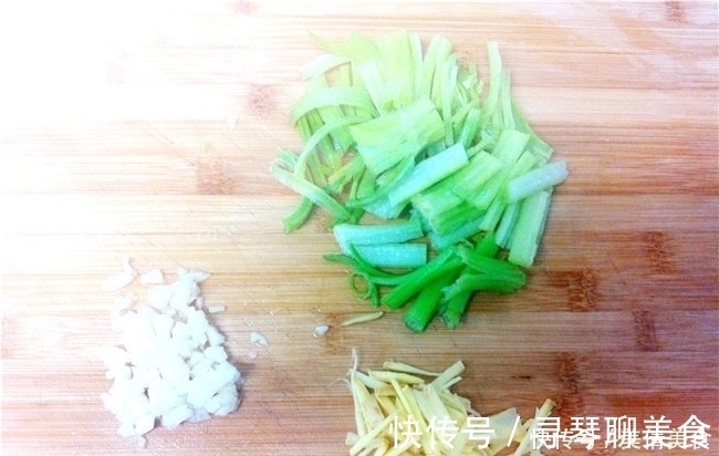小葱|侄儿点名要吃鱼,用此方法烹调,简单又好吃,细嫩鲜香无腥气