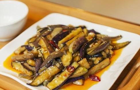 原来炒茄子不能先放油，酒店大厨教你正确操作，不吸油不发黑