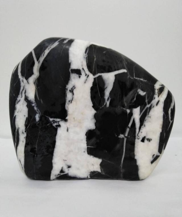 奇形怪状|家乡河里有许多奇形怪状的石头,父子俩请挖机拖了满满7车回家!