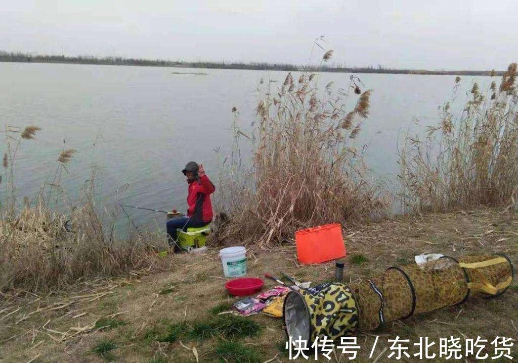 冬季钓鲫鱼,找鱼窝很重要,学会这三个技巧,轻松找到鱼窝子