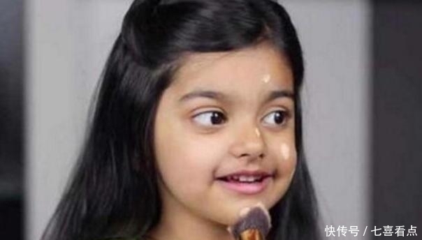 小女孩|4岁小女孩化妆技术逆天,抹眼影打粉底让阿姨们都自愧不如