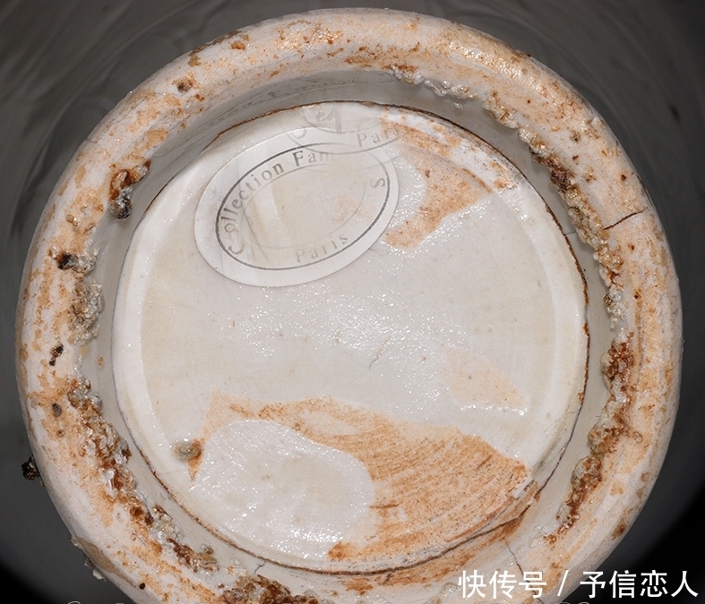 五代定窑刻缠枝牡丹纹凤首瓶