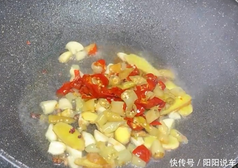 好吃|草鱼最美味的做法,做法简单,酸辣美味,鱼肉鲜嫩好吃到停不下来