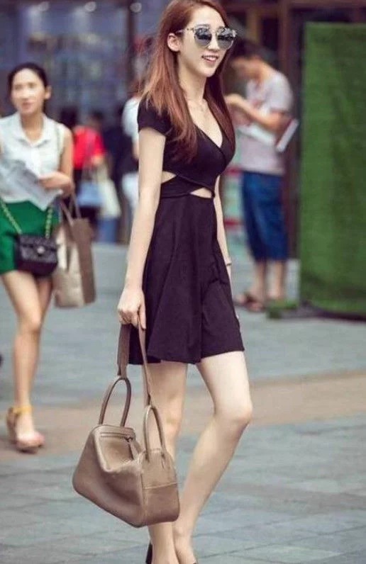 街拍:光彩照人的美女,一件蓝色吊带配白色毛边短裤,女神范十足