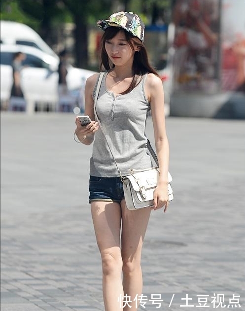 街拍:美女灰色上衣搭配迷彩短裤,身材高挑,美腿修长,背影迷人