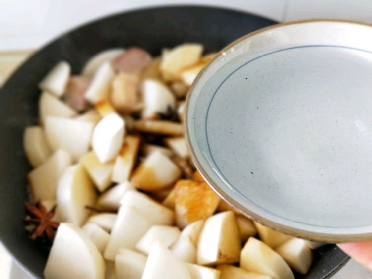 冬天多吃白萝卜，和肉一起炖，鲜美可口不油腻，家人都爱吃