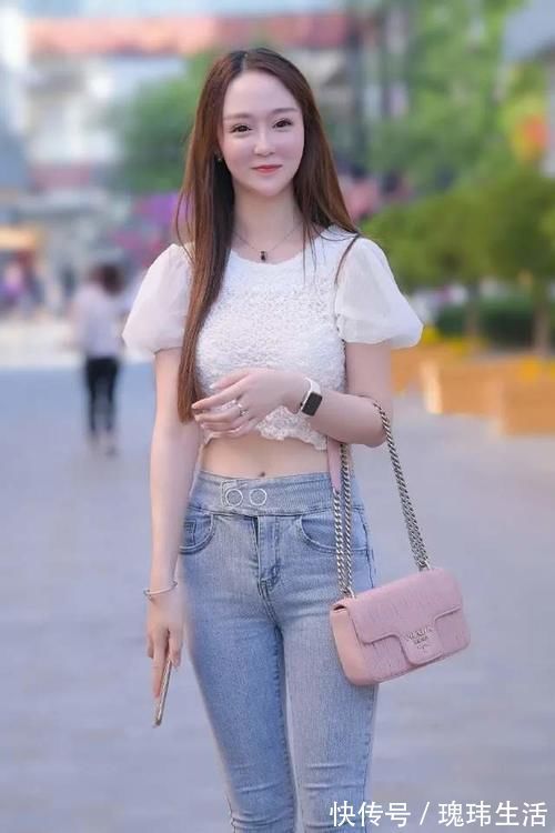视觉效果 白色充满少女感的短袖上衣,搭配修身长牛仔裤,穿出魅力十足的美