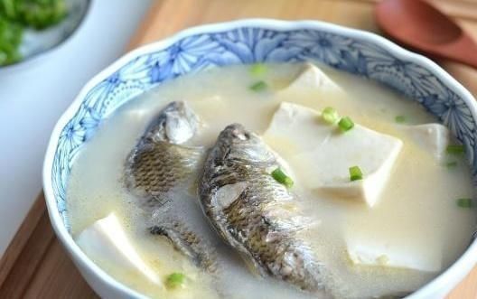 鲫鱼豆腐汤熬好了,又鲜又白还美味,加热水还是凉水是重点