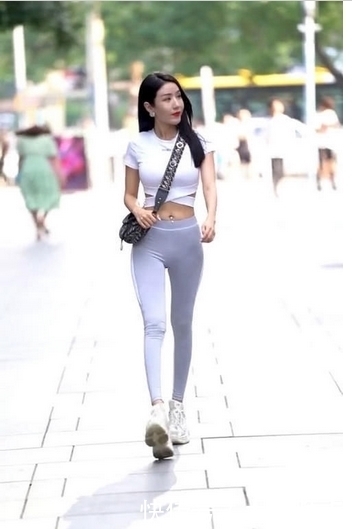 偶遇|偶遇“无痕裤”美女走红,搭配立体裁剪的裤子,运动风十足