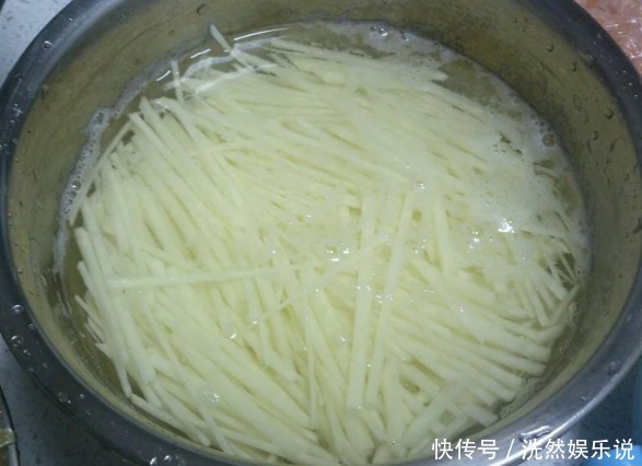  接下锅炒|炒土豆丝时，什么时候放醋最好学会这么做，土豆丝脆爽不粘锅