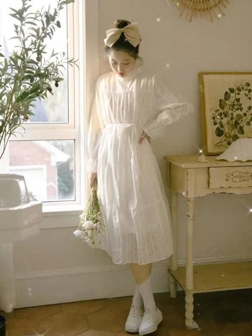 白色的衬衫搭配上百褶裙，搭配出一种学院风的感觉，可甜可盐