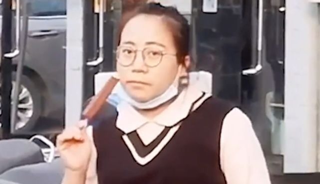 丈夫|孕妇“偷吃”雪糕，被丈夫看见后赶紧闪躲，孕期能吃雪糕？
