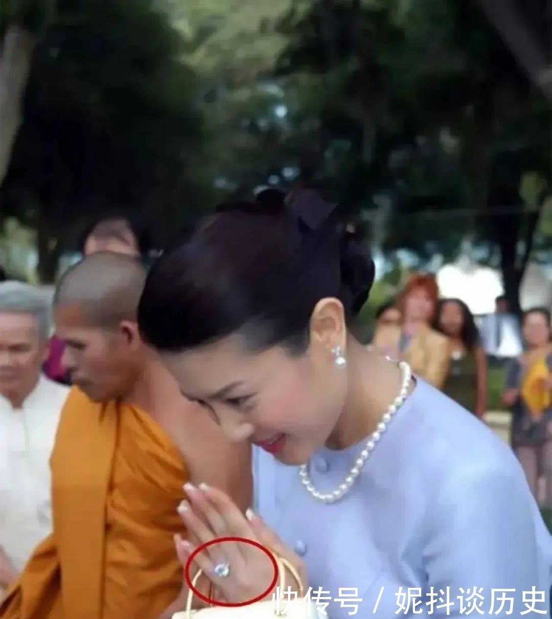 苏提达首饰盒再添一枚新戒指,虽然没有西拉米奢华,但满脸幸福