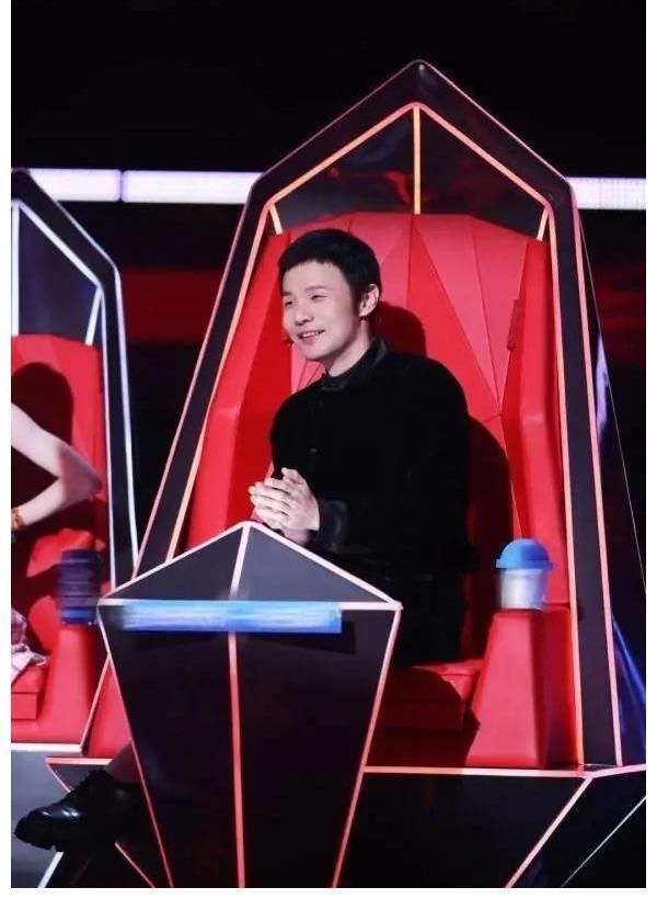 “20亿女歌手”崩溃大哭上热搜！夺笋啊，网友说“像小熊猫”