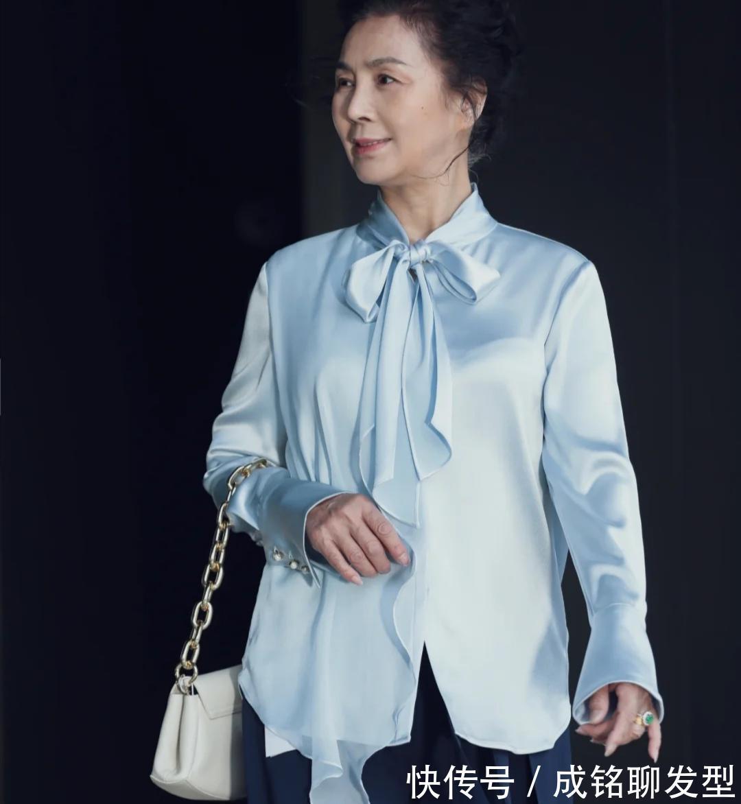 违和感|五六十岁妈妈穿衣太土气，学一下这位阿姨的优雅穿搭，高级又体面