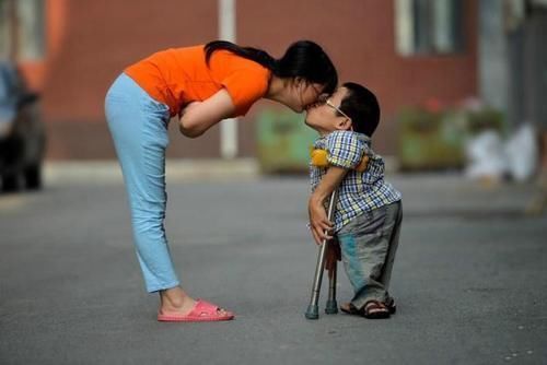 路人|“袖珍丈夫”走红,一家人出行路人纷纷目视,路人问都是你生的?