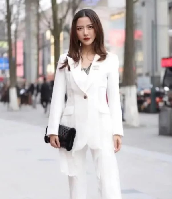 小姐姐|街拍:小姐姐穿着一件黑色紧身背心搭配上热裤,时尚又潮流