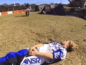 |搞笑GIF: 现在做生意太难了 今天有位客人要吃毛衣