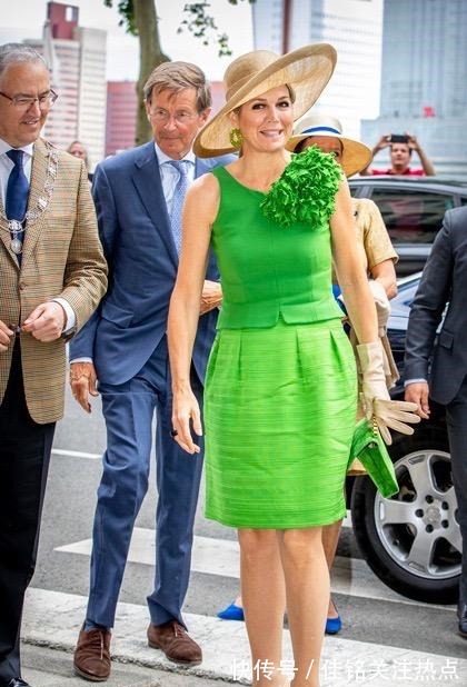 黄色 50岁荷兰王后穿搭用色超大胆,穿遍彩虹色,连英女王也望尘莫及!