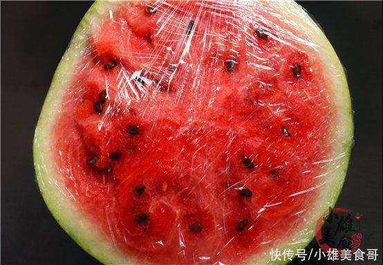 为什么西瓜不能用勺子挖着吃?原来里面大有学问,看完长见识了