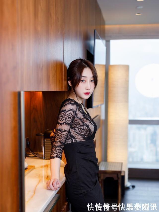 性感 黑色蕾丝拼接连衣裙性感迷人,搭配一双黑色的高跟鞋更是优雅动人