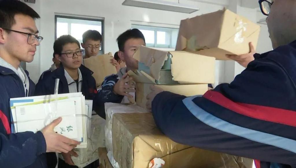 新书|育才中学这位老师的心愿成真了!她的学生们获赠大量图书!