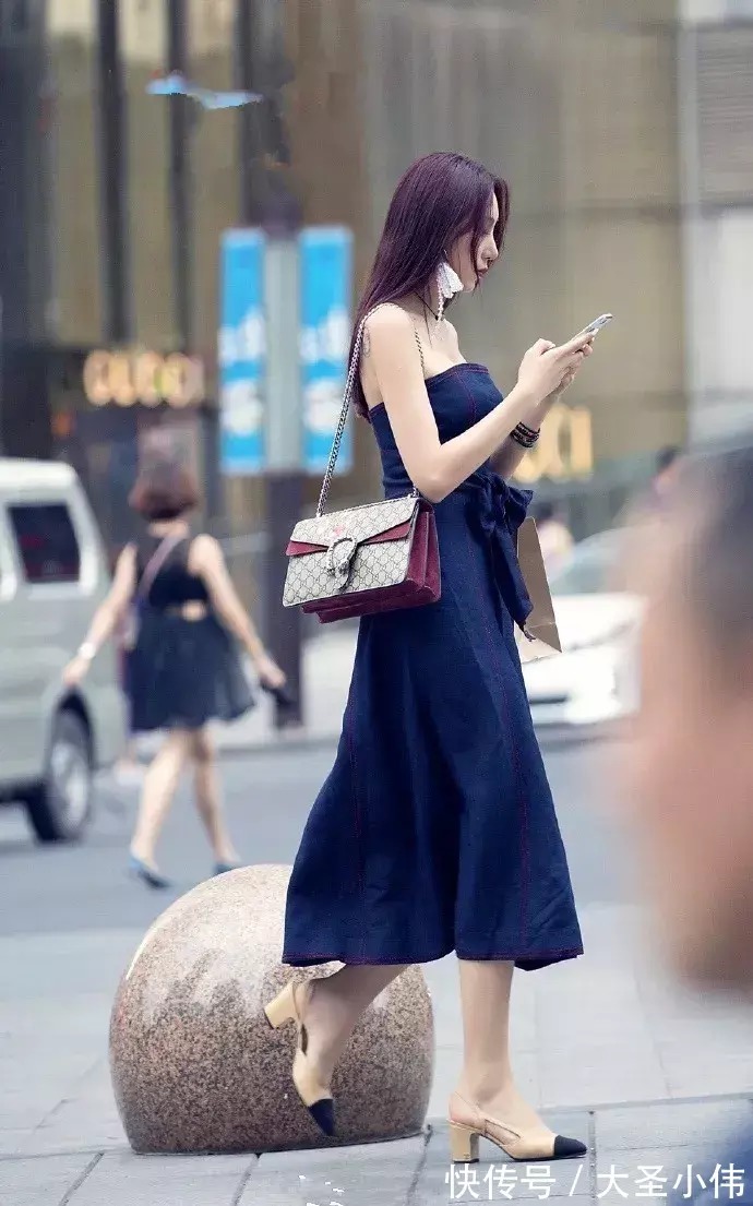 小姐姐 美女街拍:女生搭配高跟鞋出街,让自己看上去更有女人味