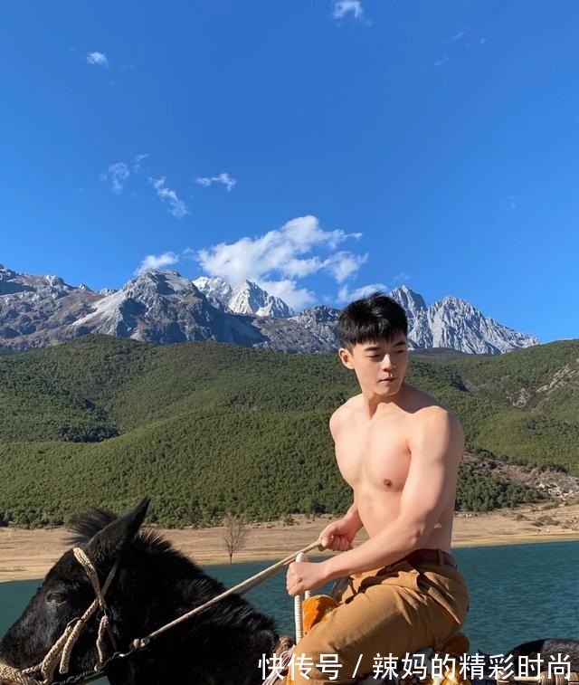 马秀|健身房抓拍的运动帅哥，大长腿有点粗壮哦！