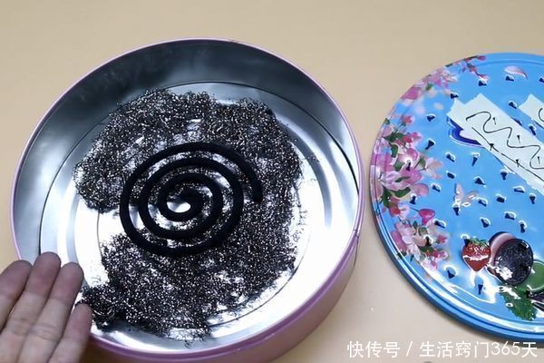 把钢丝球放进铁盒子，真是太厉害了，解决了夏天很多家庭的烦恼！