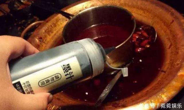  火锅店“倒墨汁”以示清白，其实是障眼法，欺负我没读过书