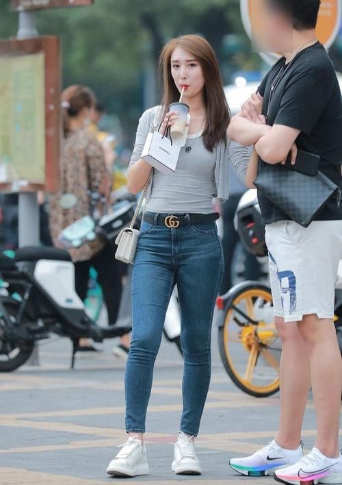 青春时尚 女神青春时尚,怎么穿才更美?牛仔裤是最佳方案!