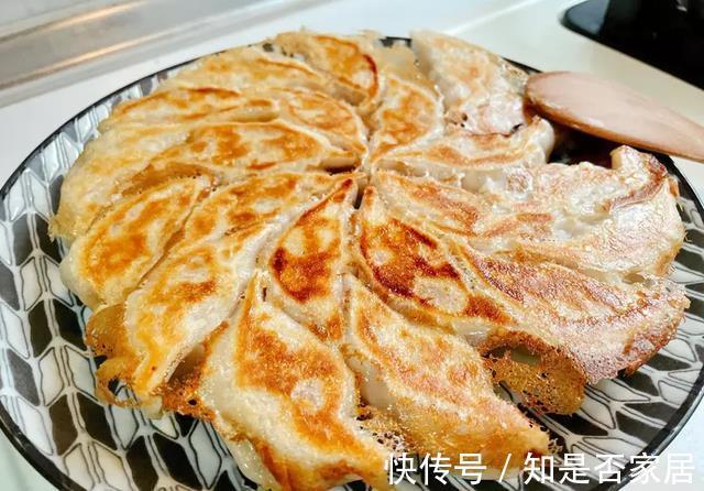冰花|还在煮速冻饺子?大叔教你雪花煎饺,外酥里嫩,让生活多点趣味~