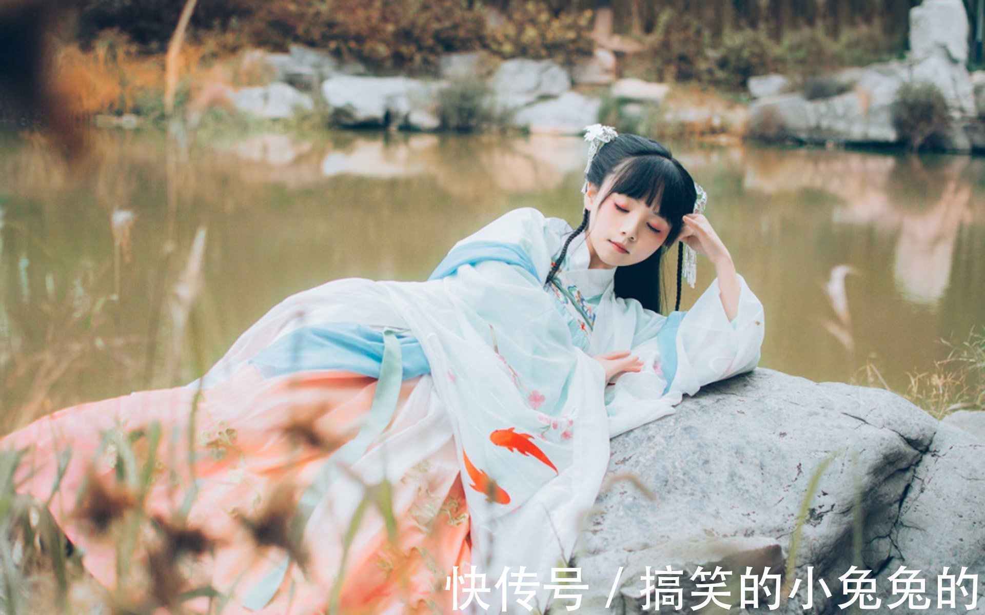 |搞笑GIF段子:二十岁小伙,成功求婚六十岁大妈,多么感人的爱情故事!