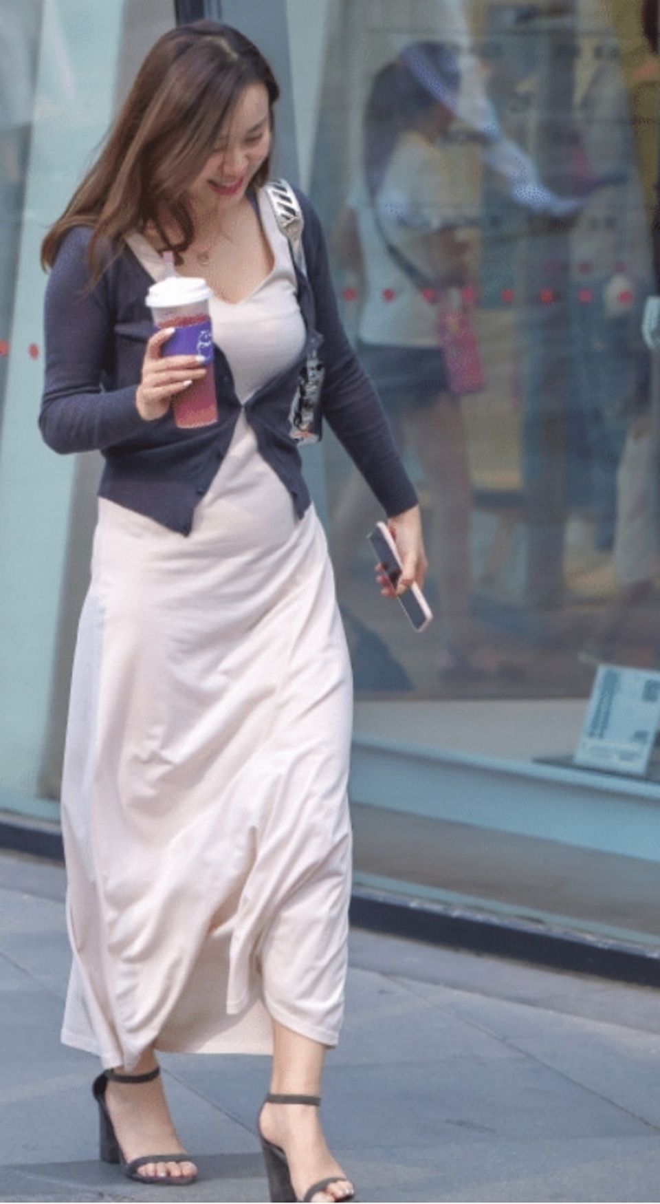 街拍,美女运动装搭配黑色的牛仔裤,尽显时尚感