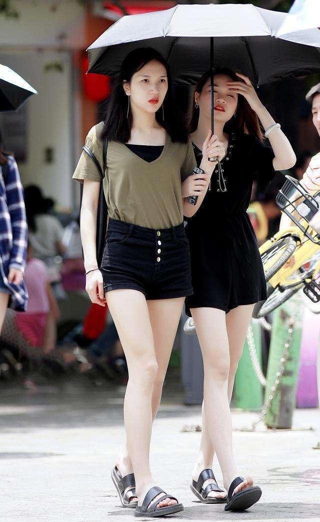 美女|短袖t恤简单的搭配 ,小姐姐一头酒红色的长发,也很有青春范儿