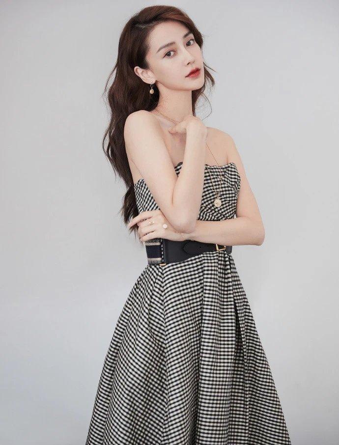 抹胸裙|时尚穿搭, 穿着一袭黑白的细格纹抹胸裙时髦优雅, 性感妩媚
