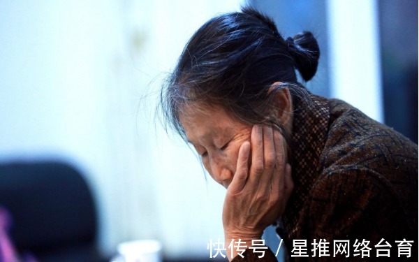 折磨|63岁老人倾诉照顾病痛的长寿老人,时间越长,对儿女的伤害越大
