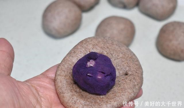 用粗粮做面包,只发酵一次,柔软拉丝,越吃越香,大人孩子都爱吃