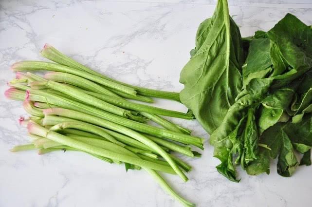 五十岁阿姨的创新菜,菠菜不吃叶光吃杆,焯一焯浇点油,好吃好看