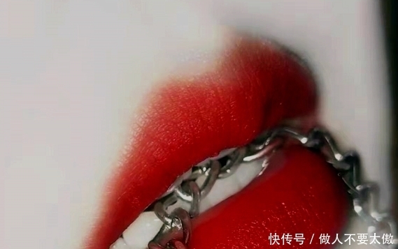 “原相机+嘴巴”来袭!咬链子可以,唇刷可以,看到刀片:厉害了