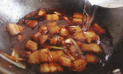 做红烧肉，记住“4个窍门”，做好后肉质软烂不油腻，香味浓