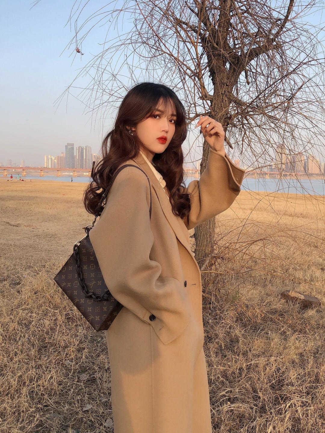 搭配|降温了,大衣下装搭配不一定选裙子,换一种方式,可能更惊喜