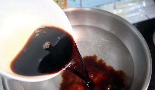 酱猪蹄，不用香料不用盐，只加3种调料，猪蹄软烂又筋道，特简单